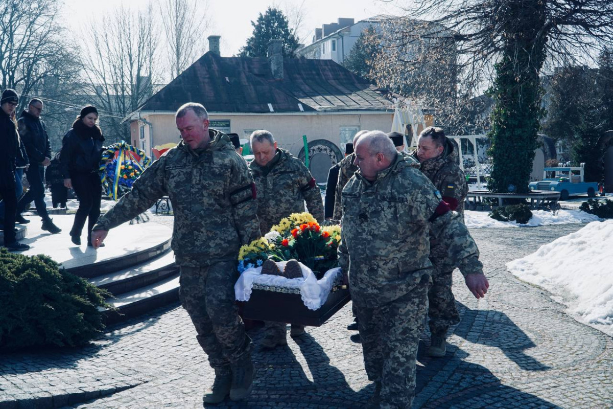 Життя обірвалося під час лікування: на Волині поховали захисника Василя Бакуна