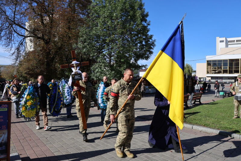 Загинув у бою на Донеччині: у Луцьку в останню дорогу провели Героя Артура Задоянного