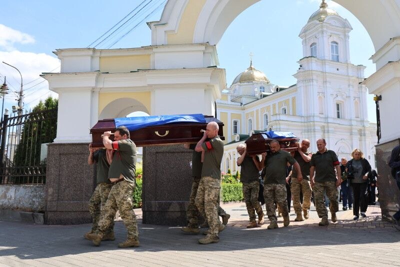 У Луцьку з військовими почестями поховали Героїв Романа Меюса та Олександра Радивоніка