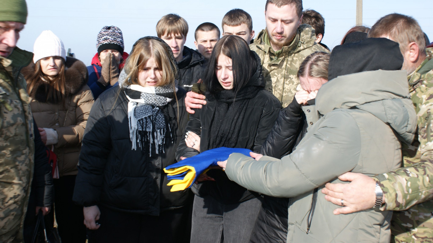 Навколішки і зі сльозами: волиняни попрощалися з Героєм Володимиром Гродським