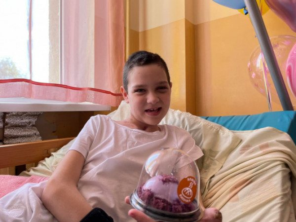 Її впізнали лише по шраму: у Львові видужує дівчинка, сім'я якої загинула під обстрілом