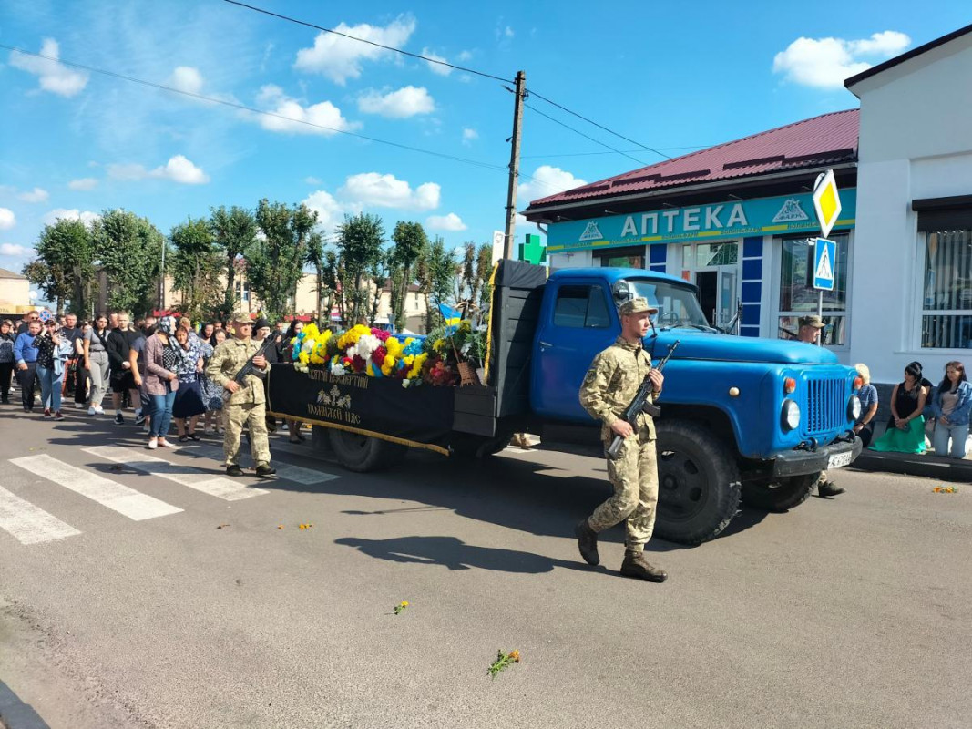 Рожищенська громада провела в останню земну дорогу свого наймолодшого захисника Івана Перія