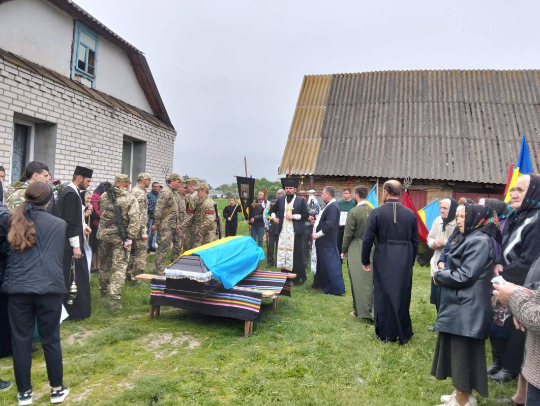 Жорстока війна залишила батьків без сина: у Луцькому районі провели в останню путь 26-річного Героя Романа Климчука