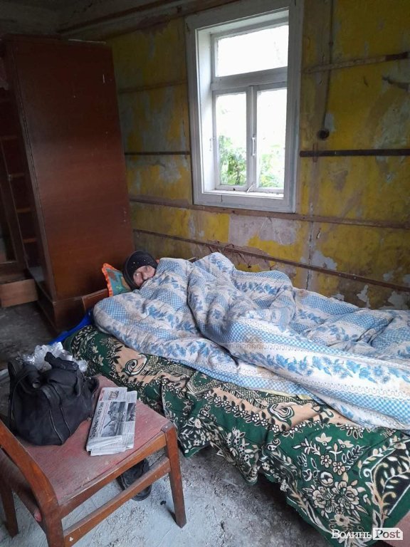 Без вікон, дверей і жодних зручностей: у Луцькому районі соцпрацівники привезли та покинули хворого в закинутій хаті