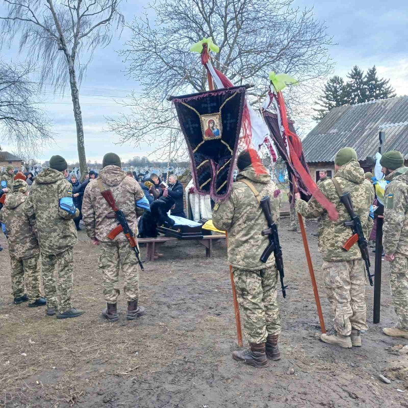 Захищав кожного з нас: волиняни провели в останню дорогу 57-річного Героя Віталія Шарапановського