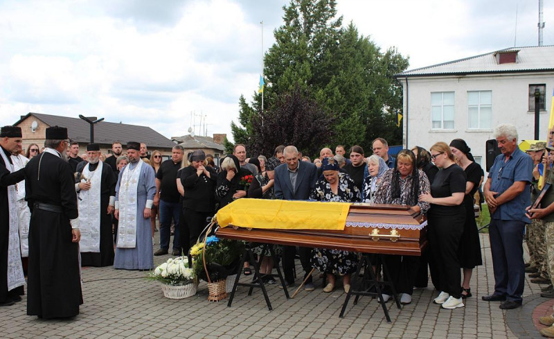 На кладовищі розділили весільний хліб: у громаді на Волині прощалися з молодим Героєм, який загинув на фронті