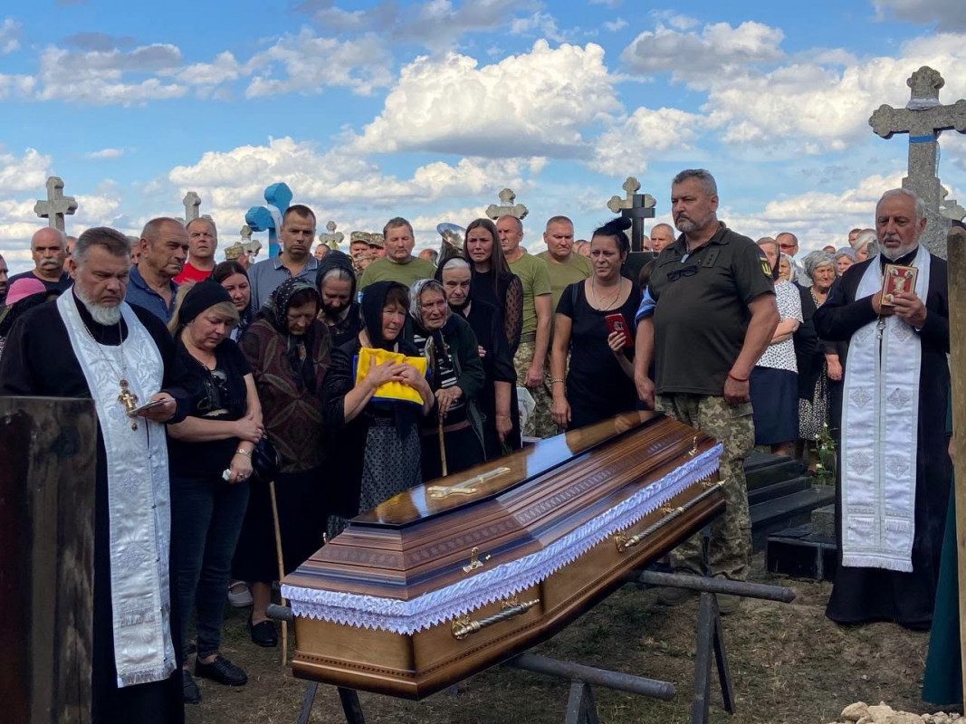 Понад 5 місяців чекали на диво: на Волині попрощалися із загиблим воїном Вадимом Королюком