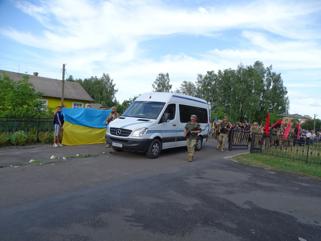 На колінах Героя зустрічало село за селом: на Волині в останню дорогу провели загиблого захисника Павла Дрозда