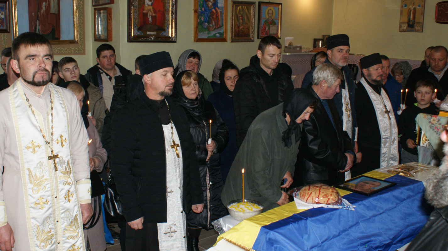 «Встелили всі села квітами, а хлопчика мого немає…»: у громаді на Волині провели в останню дорогу Героя Миколу Загоровця