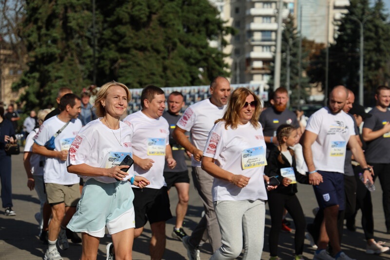 600 людей бігли за Героїв: у Луцьку відбувся патріотичний забіг