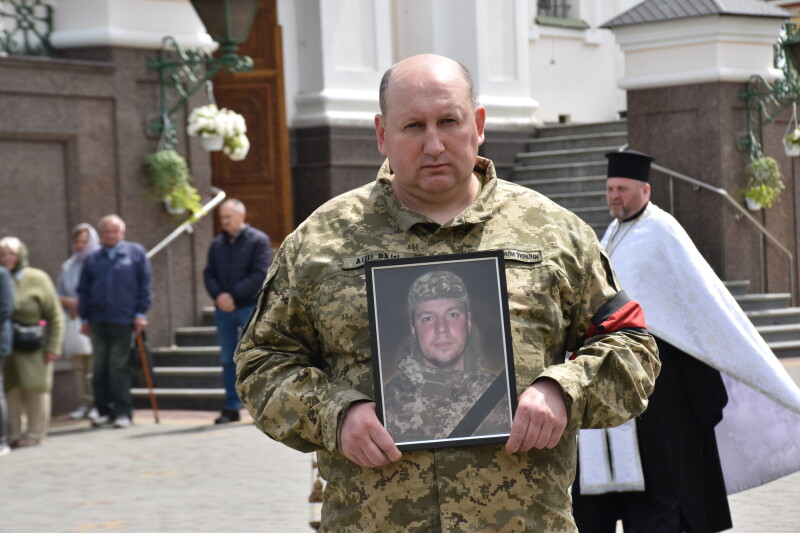 У Луцьку провели в останню путь військовослужбовця Олександра Вибача, який загинув 5 місяців тому