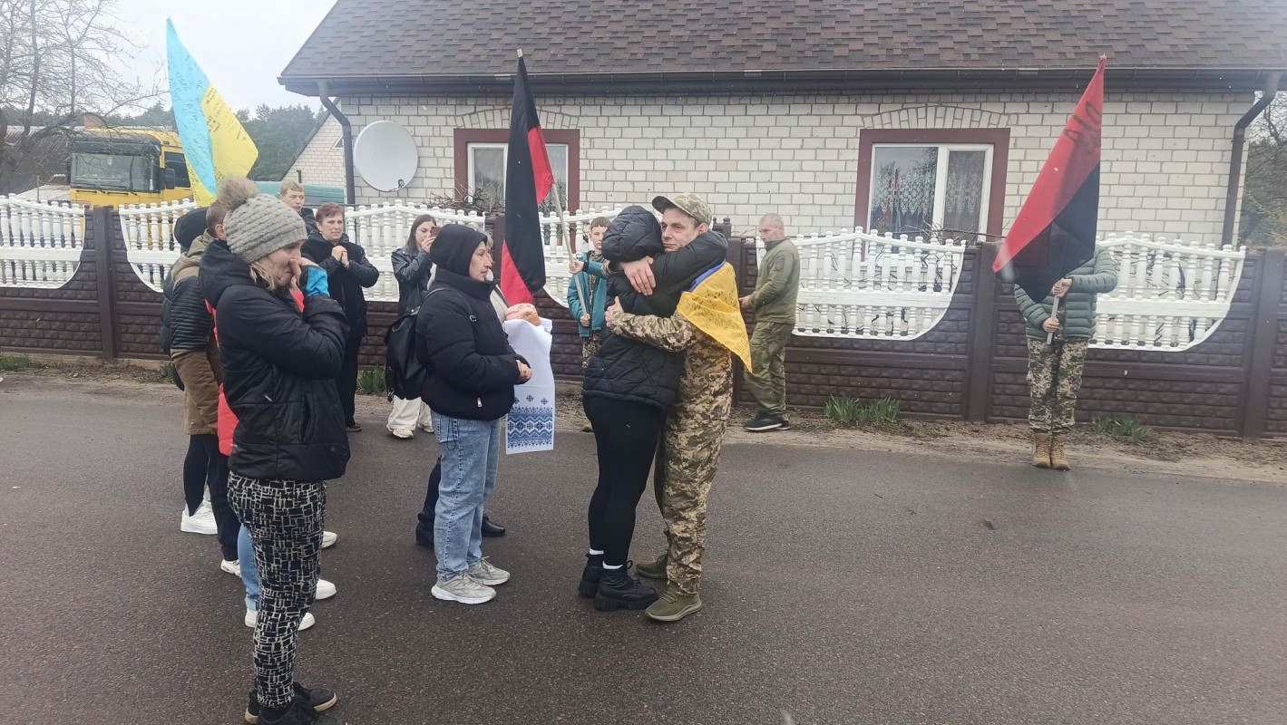У громаді на Волині зустріли звільненого з полону захисника