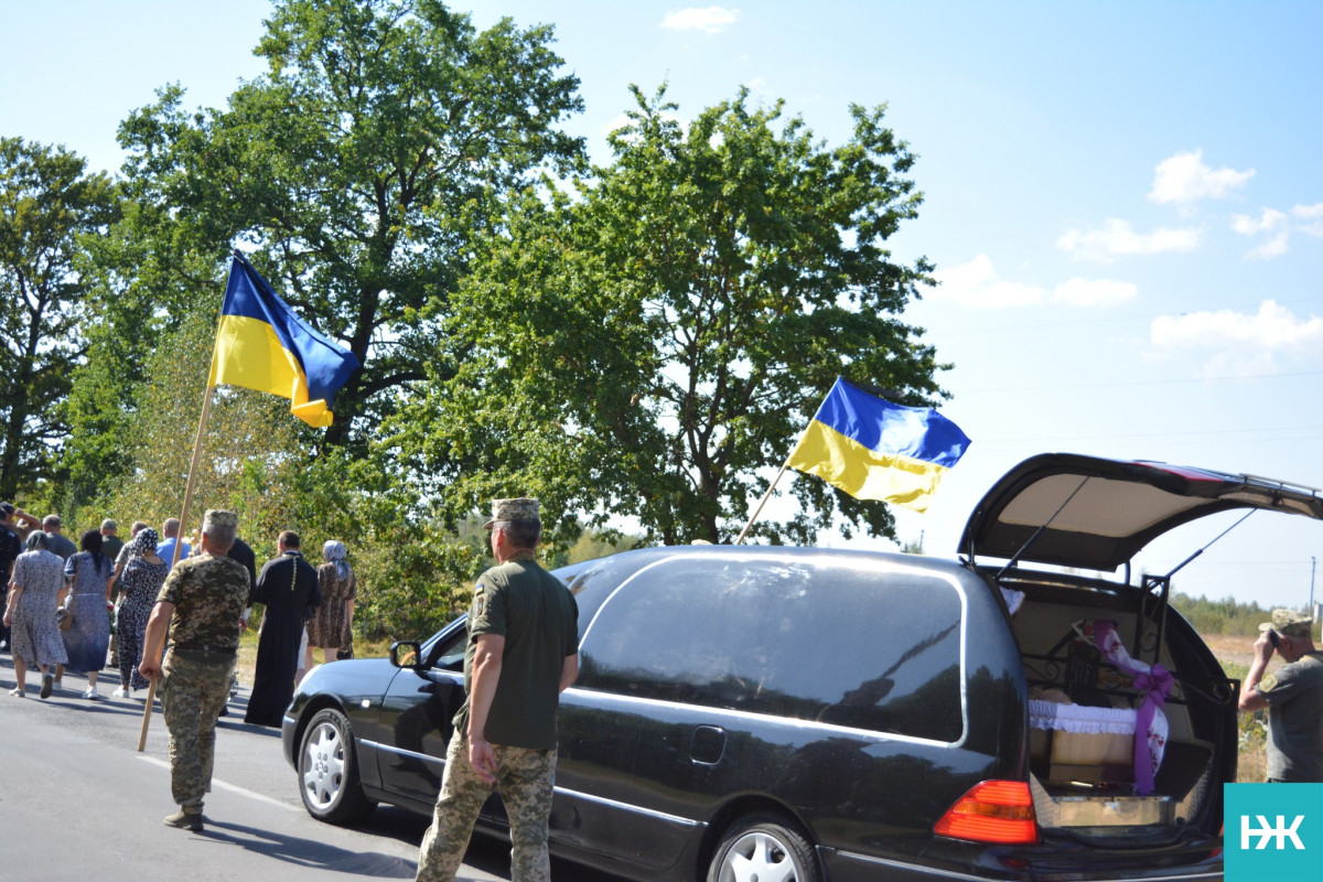 Пройшов крізь жахіття війни: волиняни провели в останню дорогу захисника України Степана Смаля