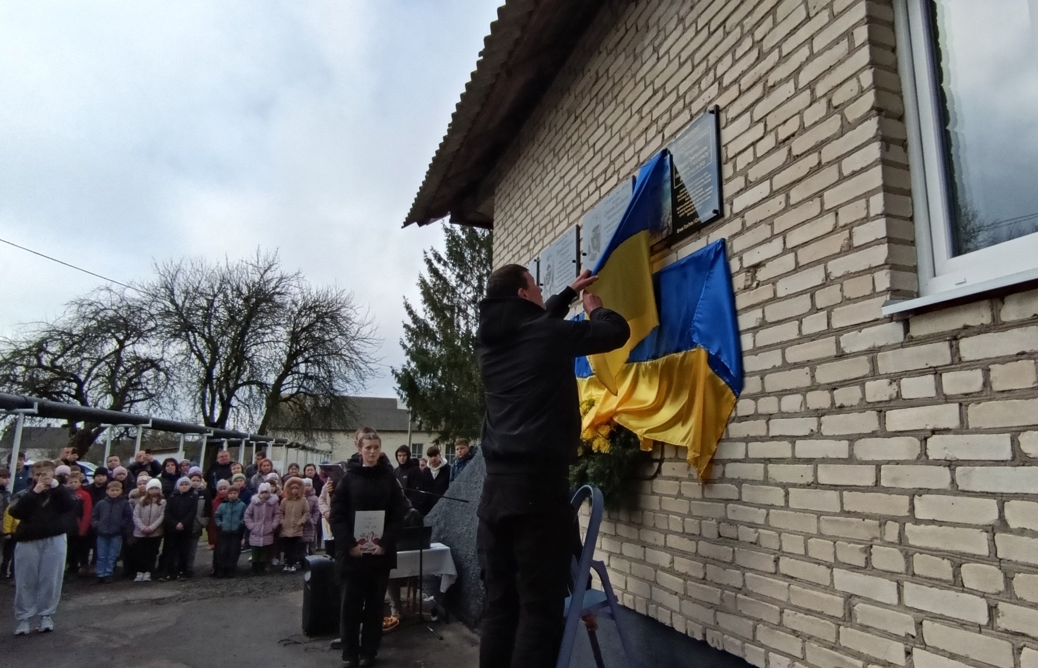 На фасаді сільського ліцею на Волині відкрили аж сім меморіальних дощок загиблим Героям