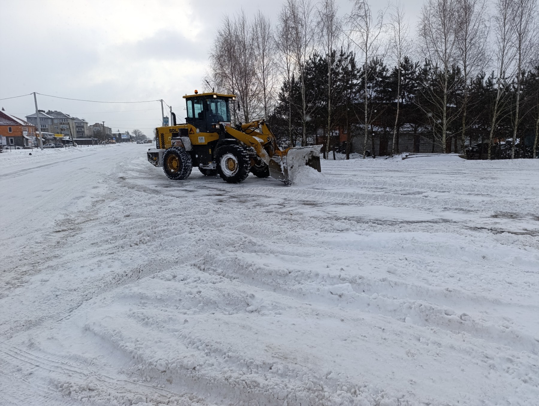 На автошляхах Волині ліквідовують наслідки негоди – задіяно понад 60 одиниць техніки