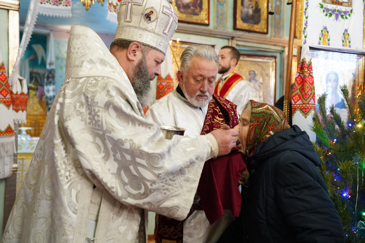 Владика Михаїл очолив празник Михайлівської парафії у Луцьку і нагородив духовенство та парафіян