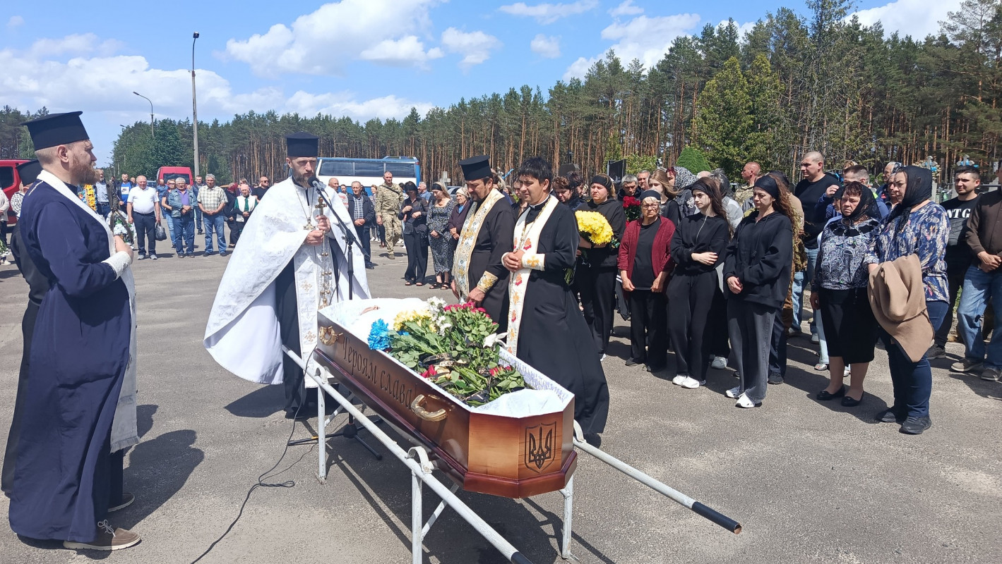 Біль втрати, що не стихає: у громаді на Волині провели в останню дорогу підполковника Повітряних сил України Юрія Халика