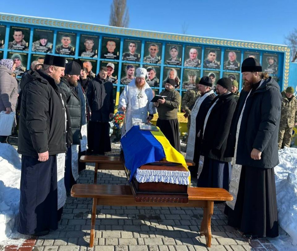 До останнього боровся за життя після важкого поранення: на Волині попрощалися із Героєм, батьком чотирьох синів Олегом Гринюком