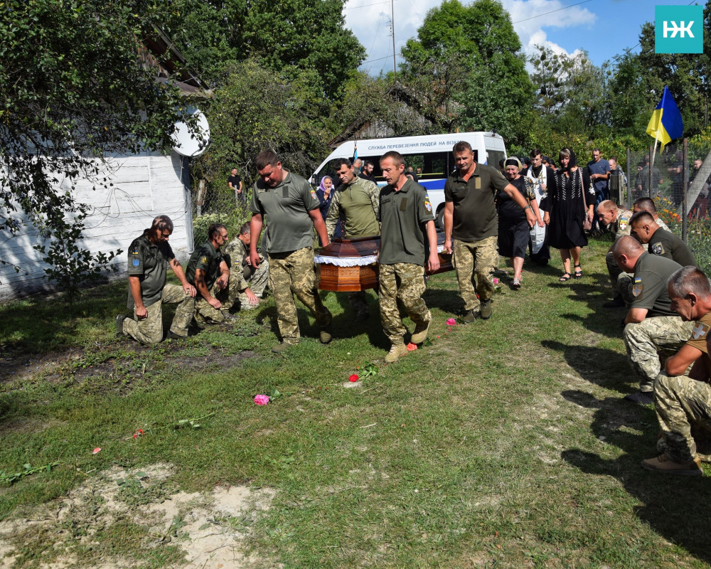 Понад рік вважався безвісти зниклим: на Волині всім селом прощалися з молодим Героєм Василем Канюкою