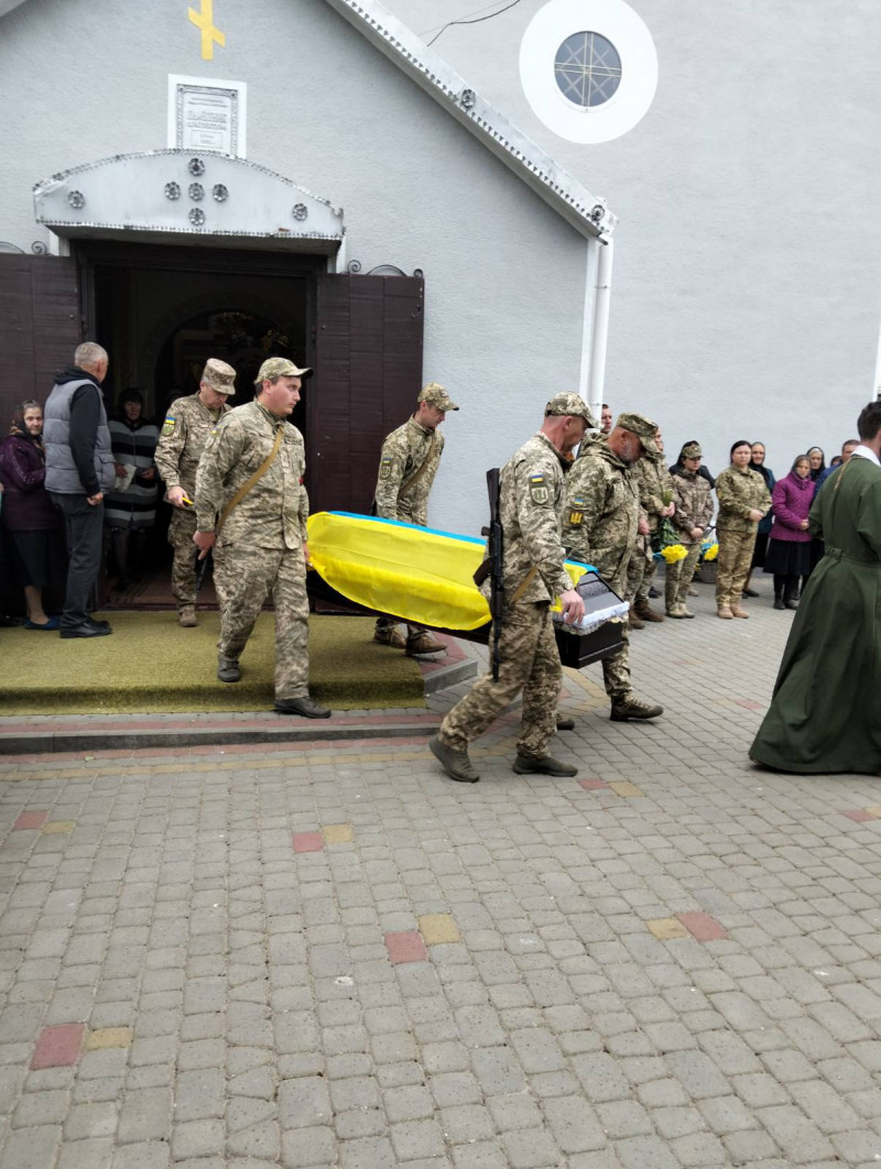 Жорстока війна залишила батьків без сина: у Луцькому районі провели в останню путь 26-річного Героя Романа Климчука