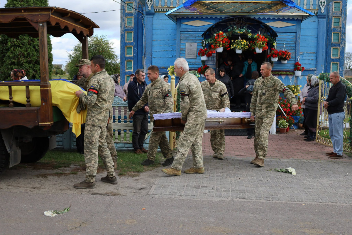 «Йому назавжди 30»: на Волині попрощалися з Героєм Романом Пилипчуком