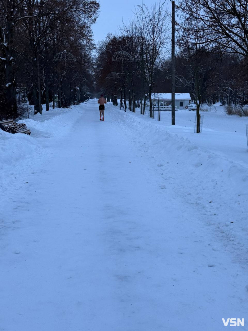 У луцькому парку в мороз –17 °C помітили бігуна без одягу