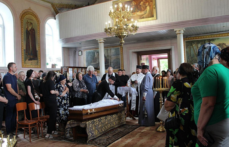 На кладовищі розділили весільний хліб: у громаді на Волині прощалися з молодим Героєм, який загинув на фронті