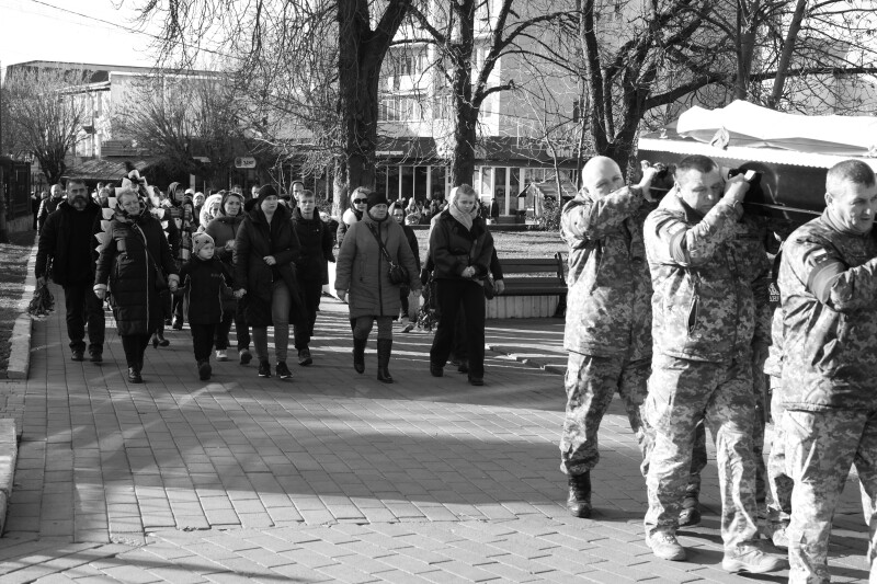 Загинув більше року тому, а поховають лише нині: у Луцьку попрощалися з Героєм Богданом Войтюком