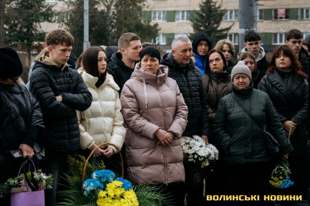 «Він ніколи не думав про себе й не скаржився»: у Луцьку відкрили меморіальну дошку на честь бойового медика Романа Ткача