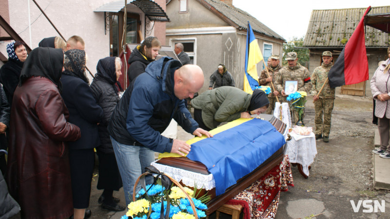 «Все питала, коли приїдеш, а ти казав, немає ким замінити...», - на Волині попрощалися з Героєм Сергієм Шевчуком