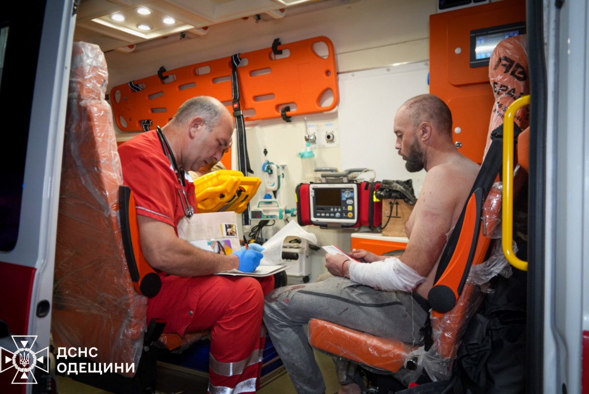 Пекельна ніч в Одесі: ворожі дрони влучили в багатоповерхівку, є постраждалі та загибла