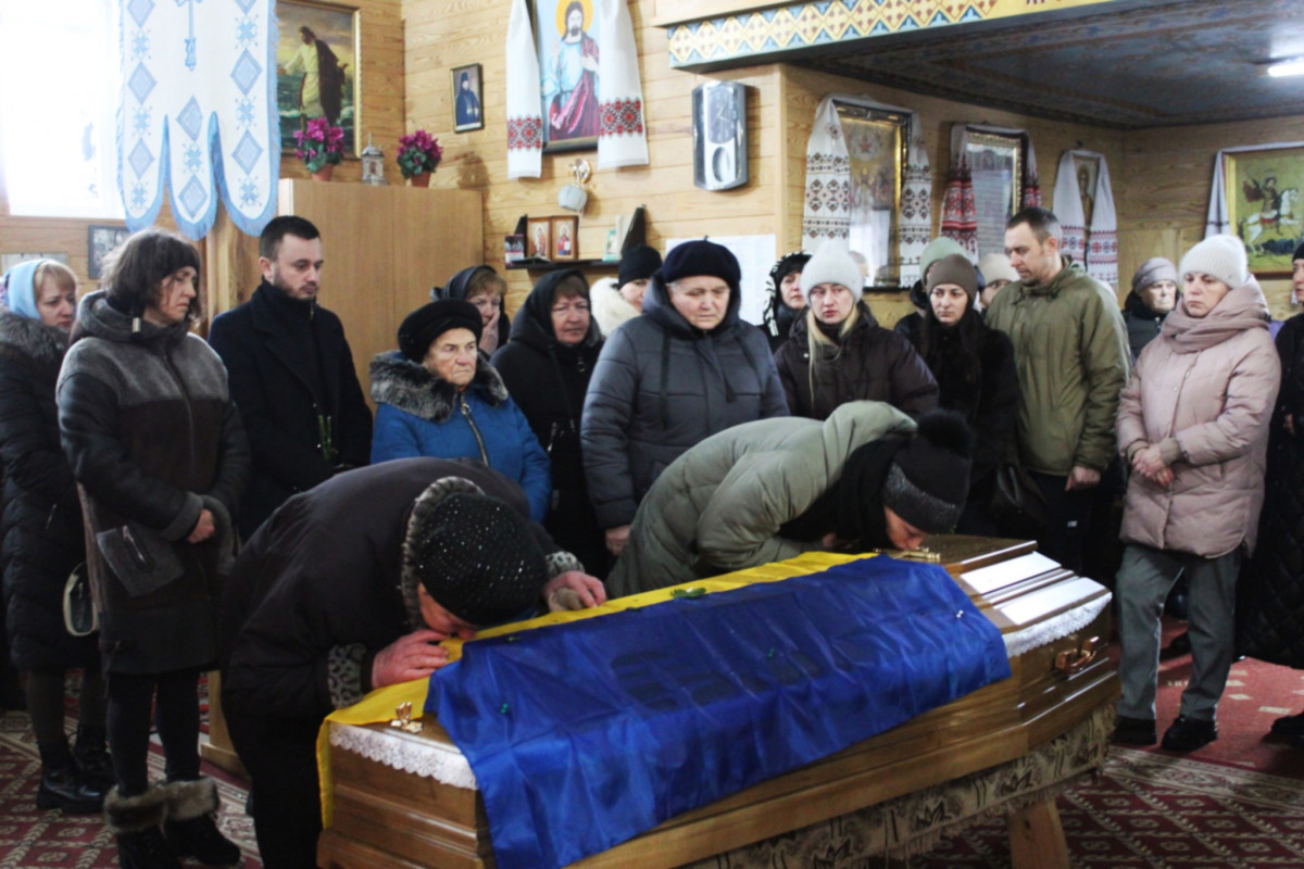 На Волині в останню земну дорогу захисника України, який загинув на фронті близько двох років тому