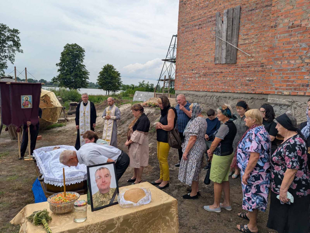 Серце не витримало пережитого на війні: на Волині попрощалися з Героєм Валерієм Вакулюком