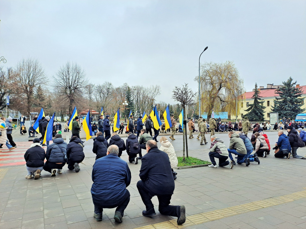 Коровай ділили на кладовищі: у Ковелі в останню путь провели 18-річного Героя Дмитра Приймачука
