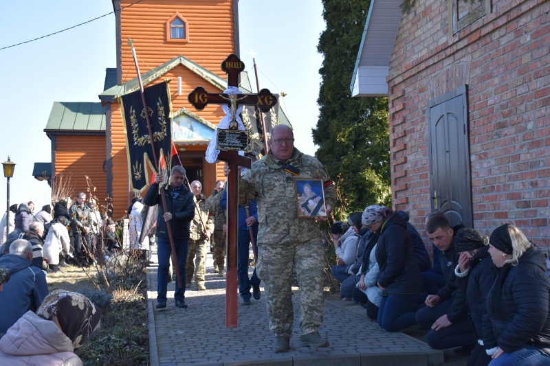 У громаді на Волині сотні людей вийшли провести полеглого Героя Василя Філончука в останню дорогу