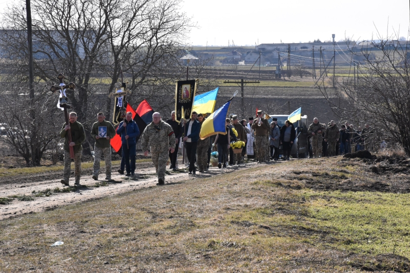 У громаді на Волині сотні людей вийшли провести полеглого Героя Василя Філончука в останню дорогу