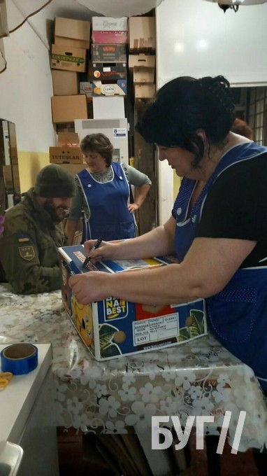Голубці та вареники як вдома: волинські господині готують страви для військових на фронт