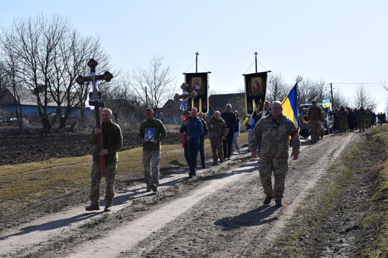 У громаді на Волині сотні людей вийшли провести полеглого Героя Василя Філончука в останню дорогу