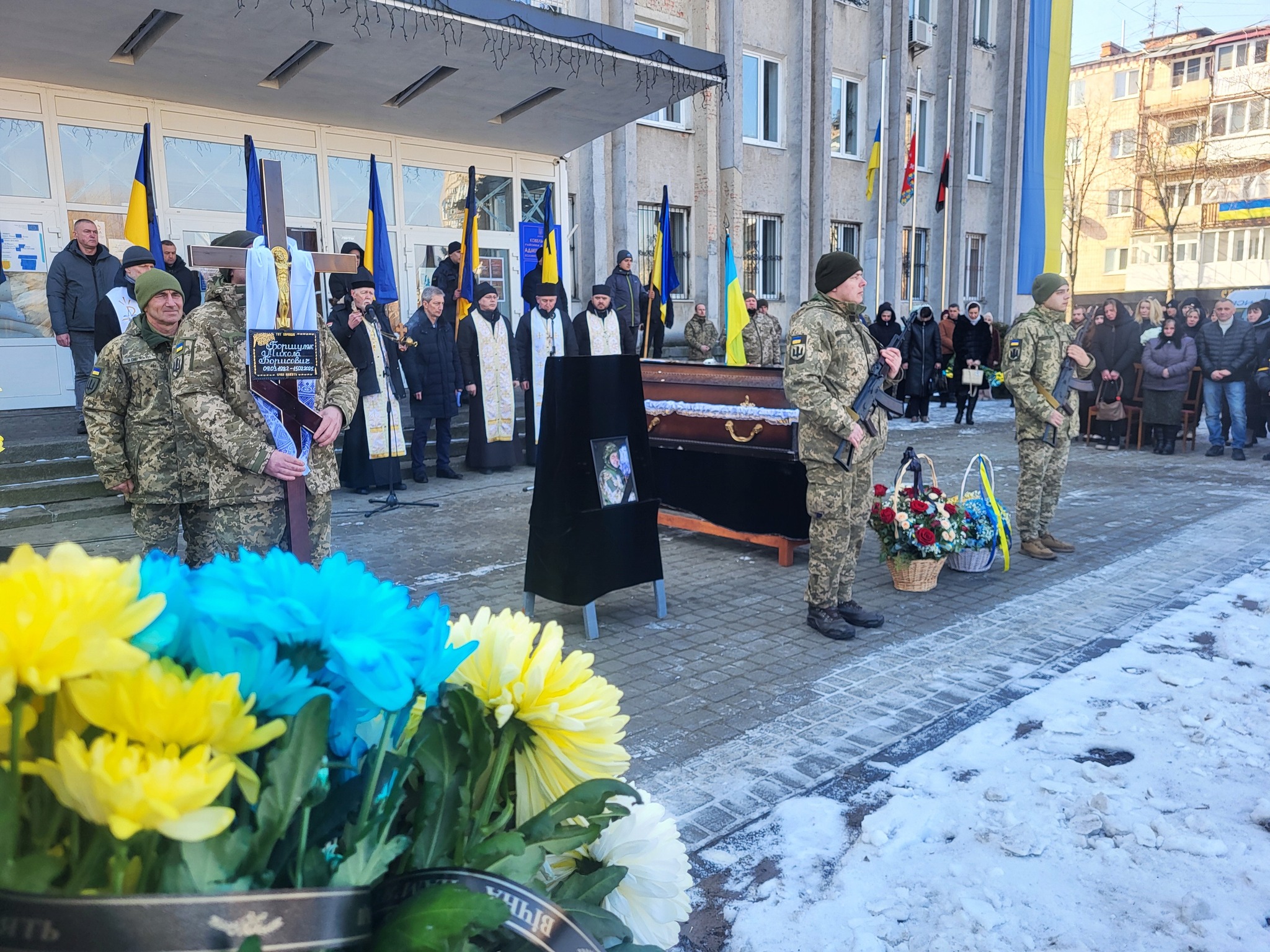 Приклад справжнього чоловіка, тата, наставника, вихователя: на Волині попрощалися з Героєм Миколою Боршуляком