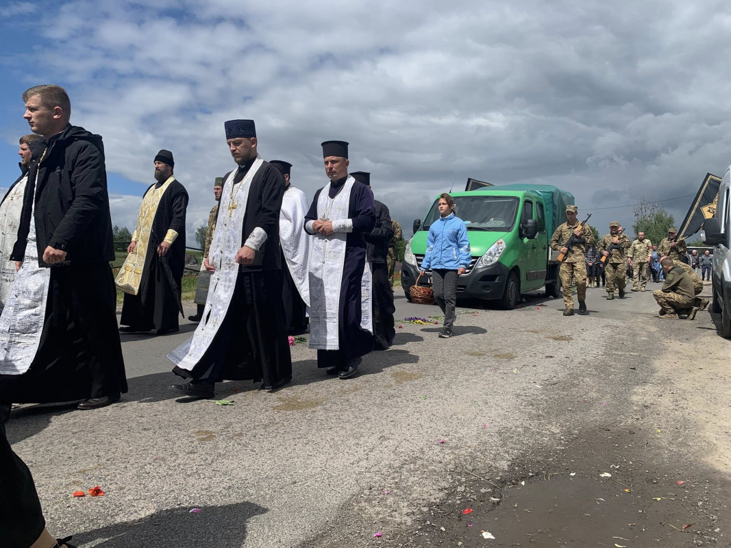 Віддав життя за Україну: на Волині провели в останню дорогу воїна Юрія Ростанюка