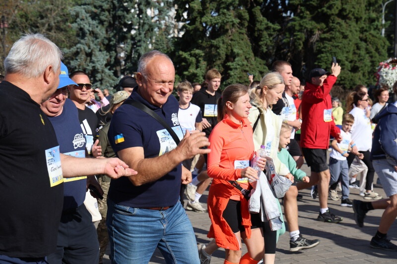 600 людей бігли за Героїв: у Луцьку відбувся патріотичний забіг