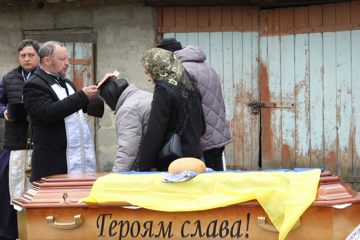 Не дочекалася дружина, не обійняла мама: волиняни попрощалися з полеглим Героєм Дмитром Демчуком