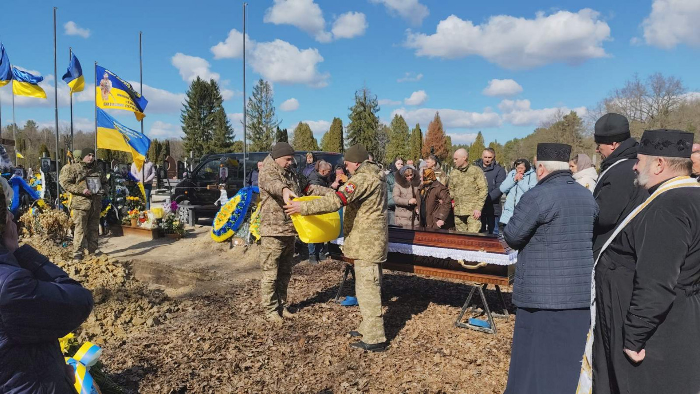 Почорніла від горя мати, овдовіла дружина, без батька залишилися діти, без дідуся - онуки: на Волині поховали Героя Олексія Трофімюка