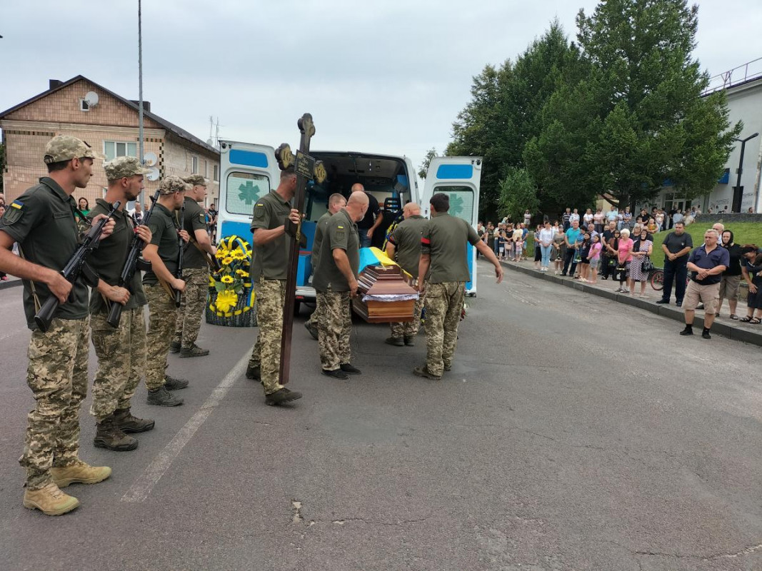 У Рожищі в останню земну дорогу провели захисника України Андрія Кобача