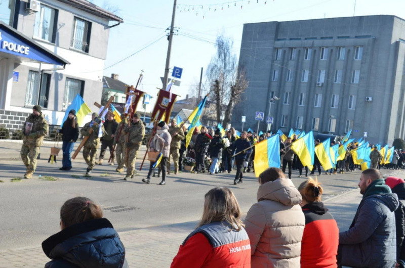 Зі сльозами на очах молилися за спокій його душі: на Волині в останню дорогу провели Героя Андрія Пронцевича