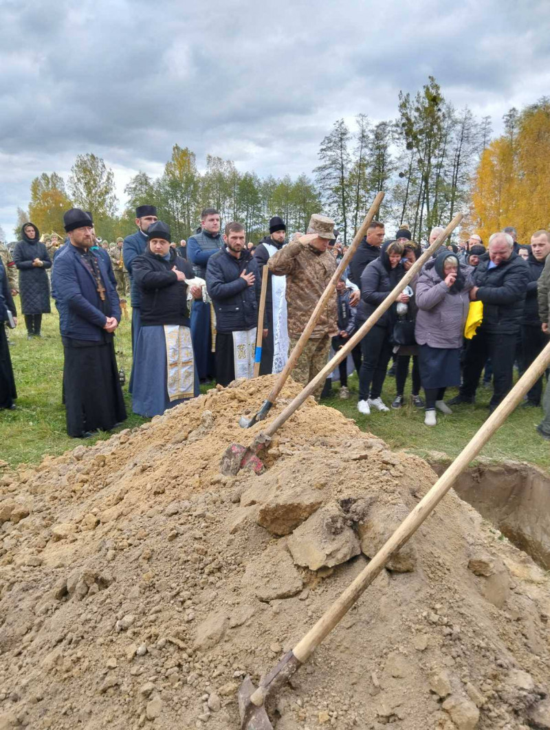 Довгий час вважався безвісти зниклим: на Волині в останню путь провели Героя Віталія Бомазюка