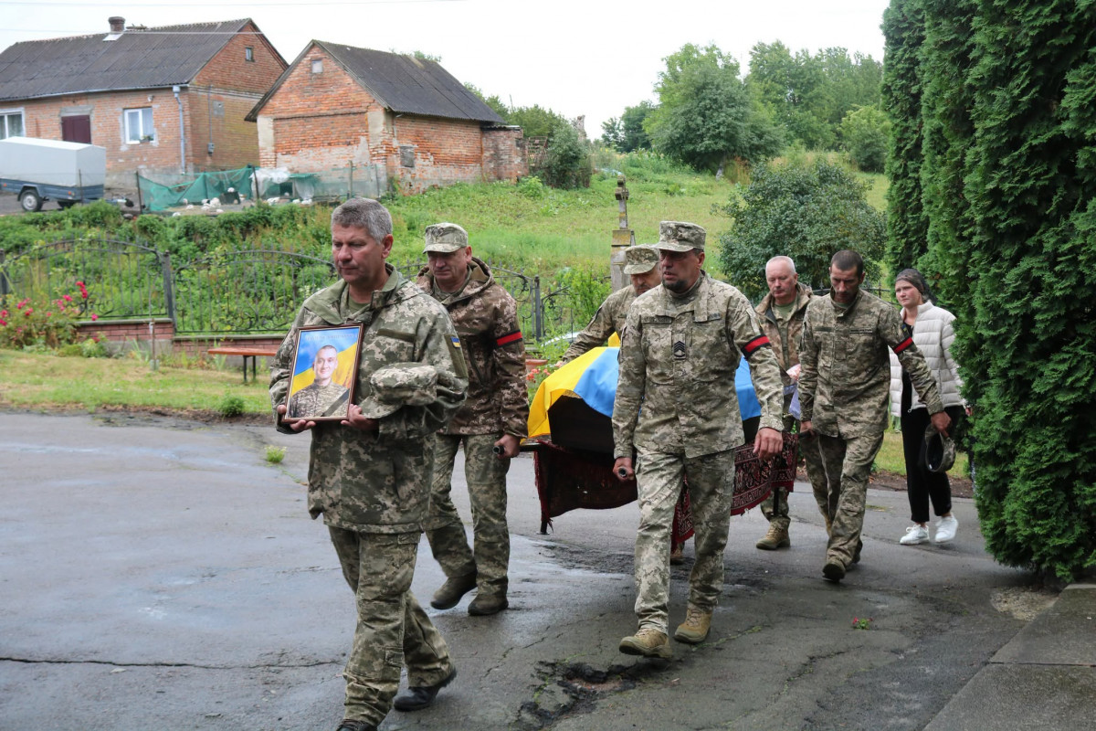 Понад півтора року вважався зниклим безвісти: на Волині поховали Героя Юрію Лозу