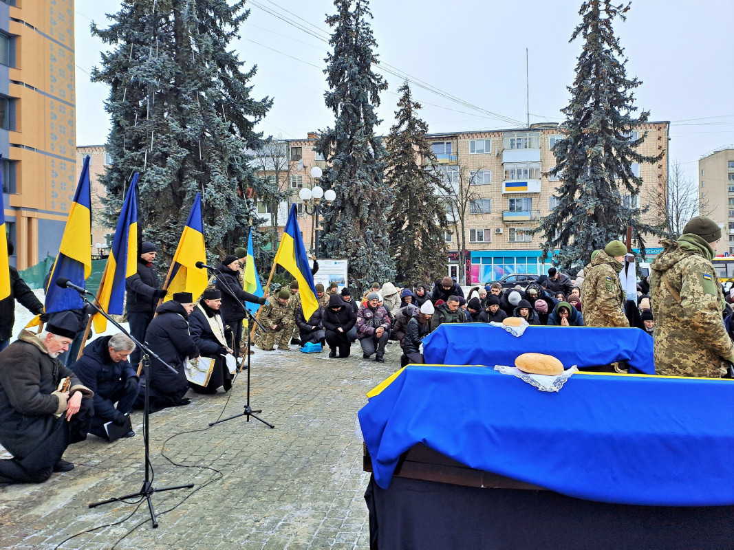 Воювали пліч-о-пліч і понад 2 роки вважалися зниклими безвісти: на Волині поховали двох Героїв - Миколу Сича та Андрія Вдовиченка