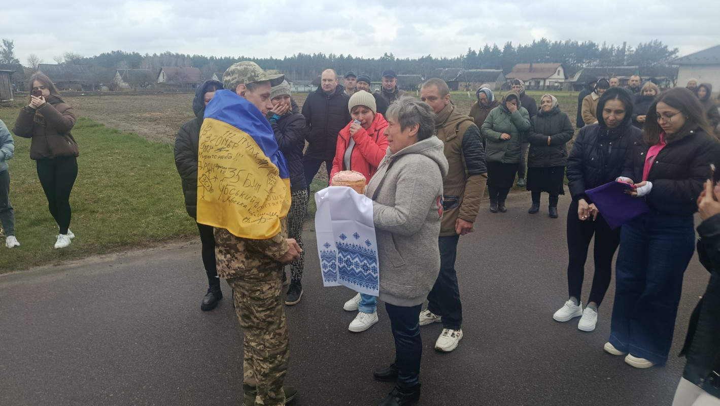 У громаді на Волині зустріли звільненого з полону захисника