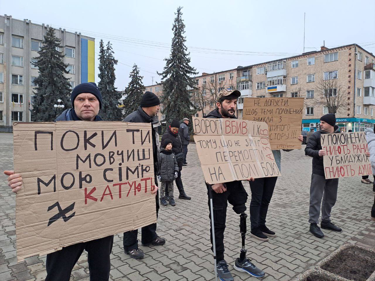 «Не мовчи! Полон вбиває»: на Волині пройшла акція підтримки полонених бійців полку «Азов»